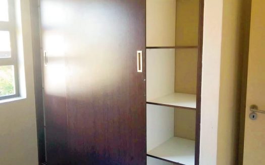 Calling all professionals,young families and investors to purchase this beauty.