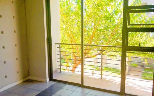 Calling all professionals,young families and investors to purchase this beauty.