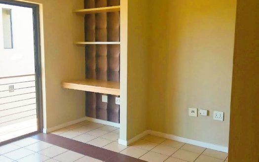 Calling all professionals,young families and investors to purchase this beauty.